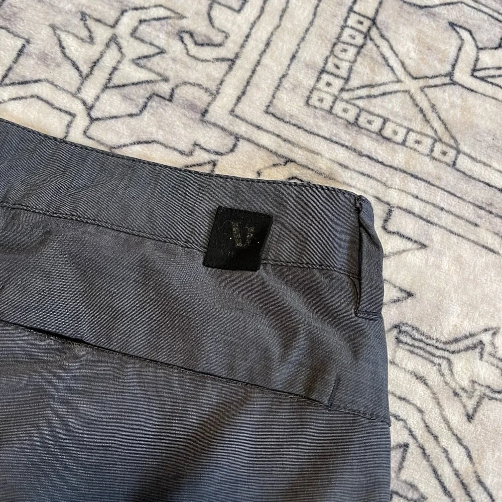 Vuori Aim Shorts Mens Medium Charcoal Grey V386 Performance Golf Travel Shorts